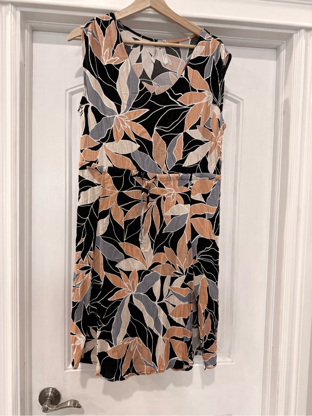 Guilty Size Large Sleeveless Black Floral Leaf Print Dress in Tan & Gray